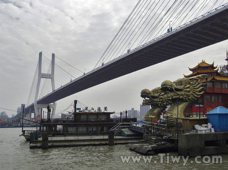 Puente Nanpu y restaurante flotante Imperial Dragon (Di Long)