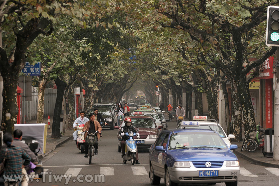 Calle cerca del monumento