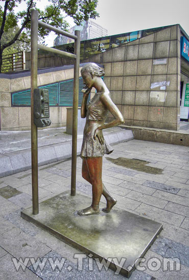 Escultura - una chica y un telefono