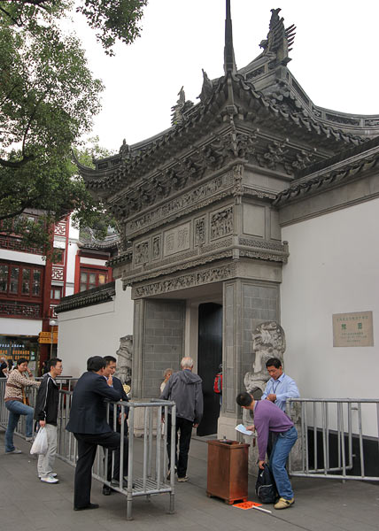 Entrance to Yu Yuan garden