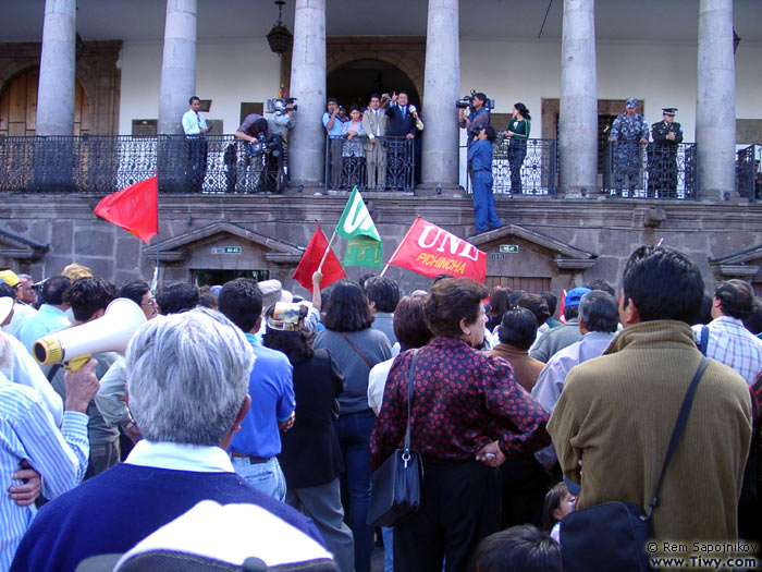 Plaza de la Independencia, cerca del Palacio de Gobierno in front of the Presidential Palace