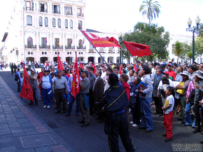 Plaza de la Independencia, cerca del Palacio de Gobierno in front of the Presidential Palace