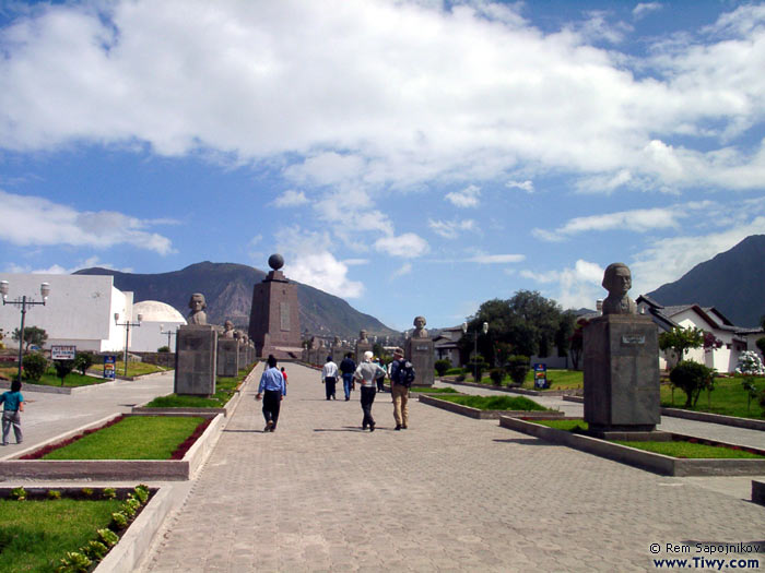 Середина Мира (нулевой меридиан/La Mitad Del Mundo).