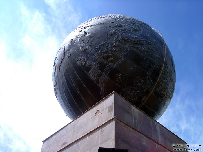 Середина Мира (нулевой меридиан/La Mitad Del Mundo).