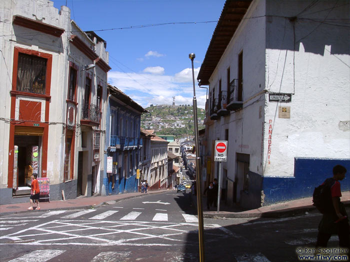 Vista a la Virgen de Quito desde la ciudad