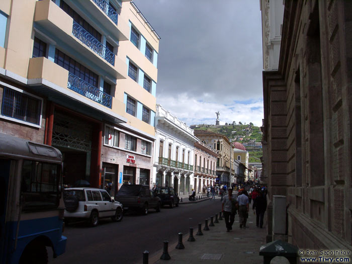 Vista a la Virgen de Quito desde la ciudad
