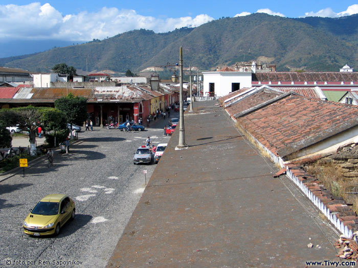 La Antigua - ciudad de los techos rojos