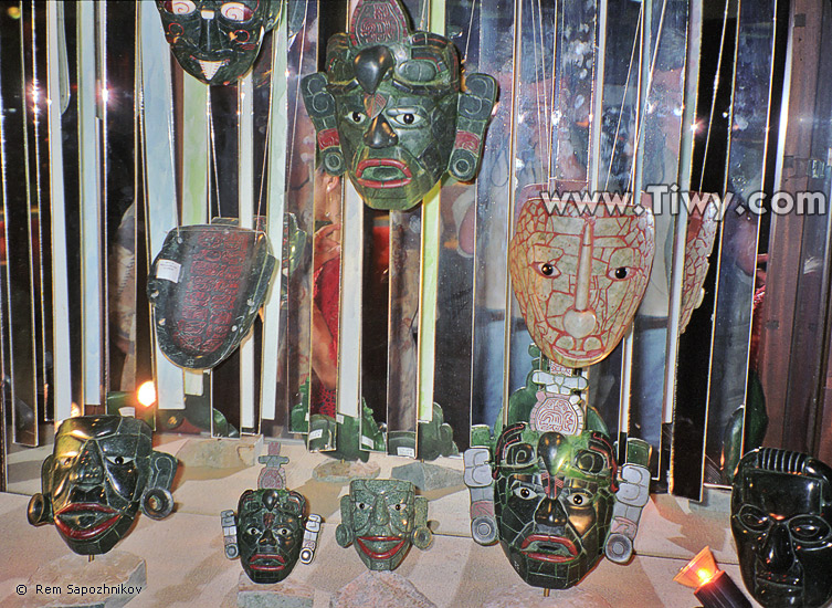 The traditional Maya nephrite handiworks (museum-shop in Antigua)