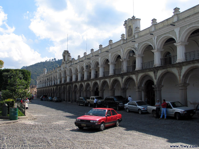 It is from here that the governors general (capitanes generales) exercised power in Latin America.