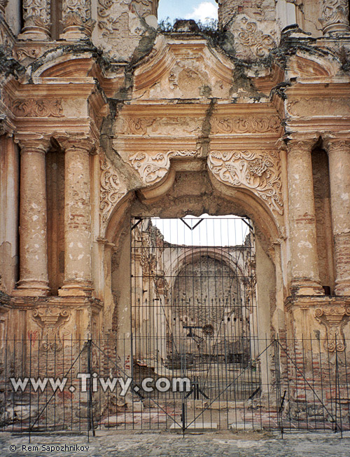 The portal of the church "Iglesia del Carmen". 