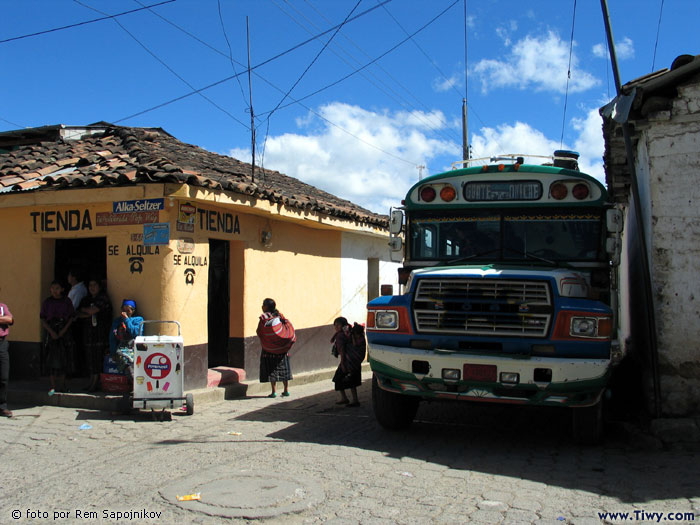 El autobus es medio principal de transporte para Chichicastenango y toda la Republica de Guatemala.