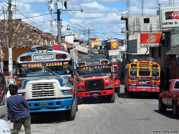 El autobus es medio principal de transporte para Chichicastenango y toda la Republica de Guatemala.