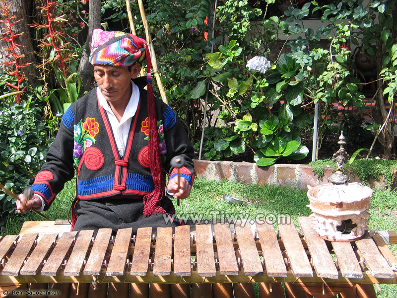 The sounds of the folk instrument marimba remind us of a xylophone