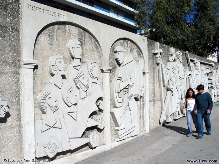 Los relieves al estilo indigena en el Centro Civico.