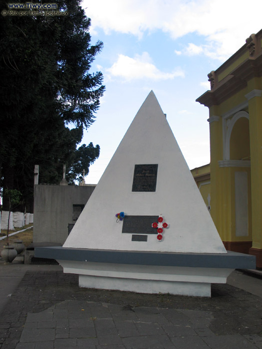 La tumba del presidente progresista de Guatemala Juan Jacobo Arbenz