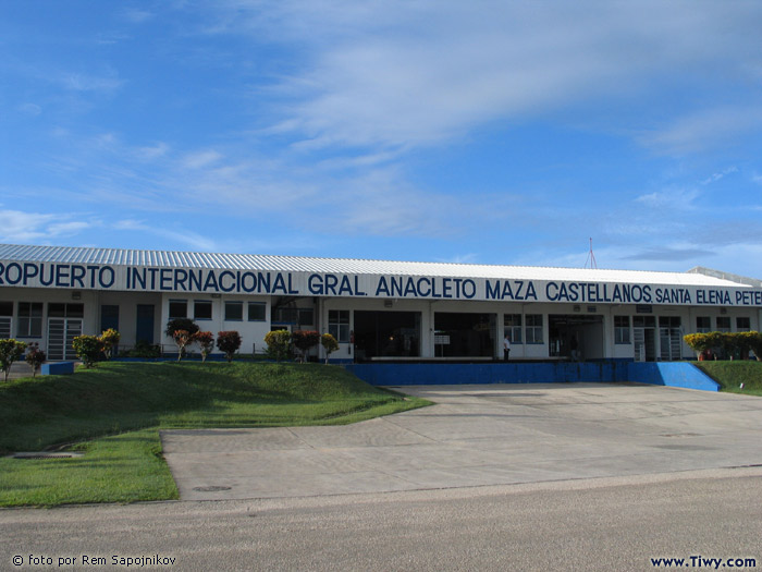 En el aeropuerto "General Anacleto Masa Castellanos" en la ciudad de Santa Elena, departamento Peten.