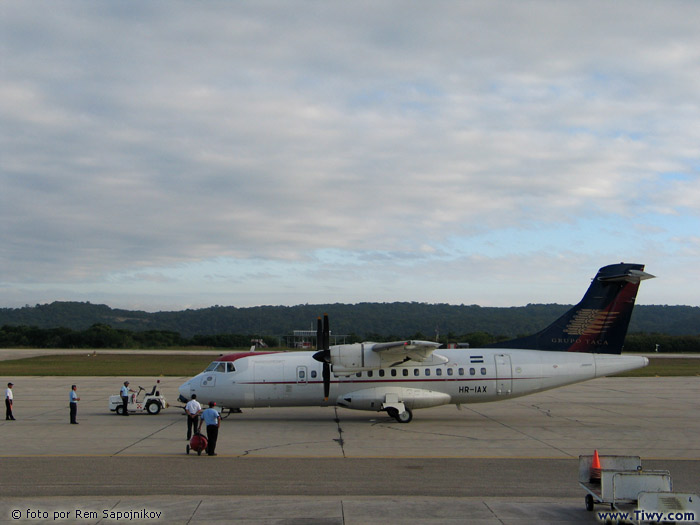 En el aeropuerto "General Anacleto Masa Castellanos" en la ciudad de Santa Elena, departamento Peten.