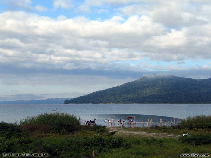 En la carretera entre la ciudad de Santa Elena y Tikal. Lago Peten Itza.