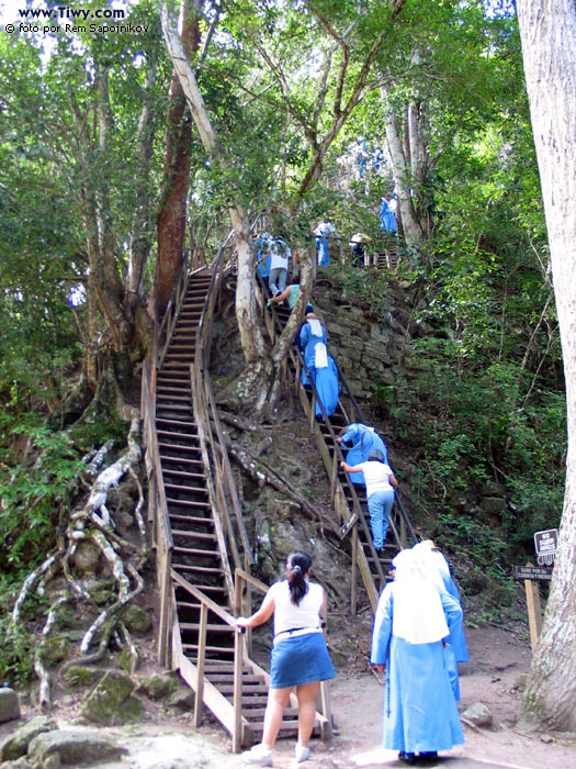 Las religiosas tratan de subir hasta la cresta del templo