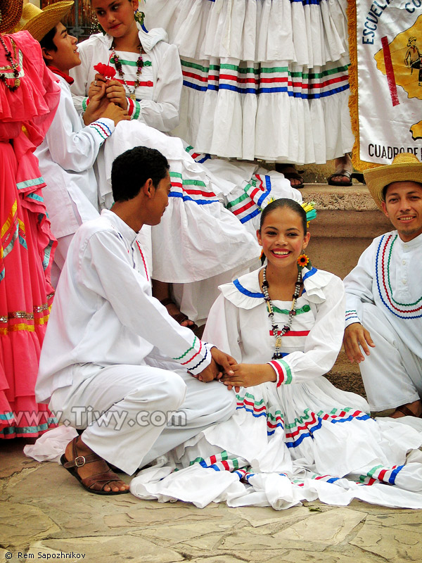 Grupo folclrico juvenil