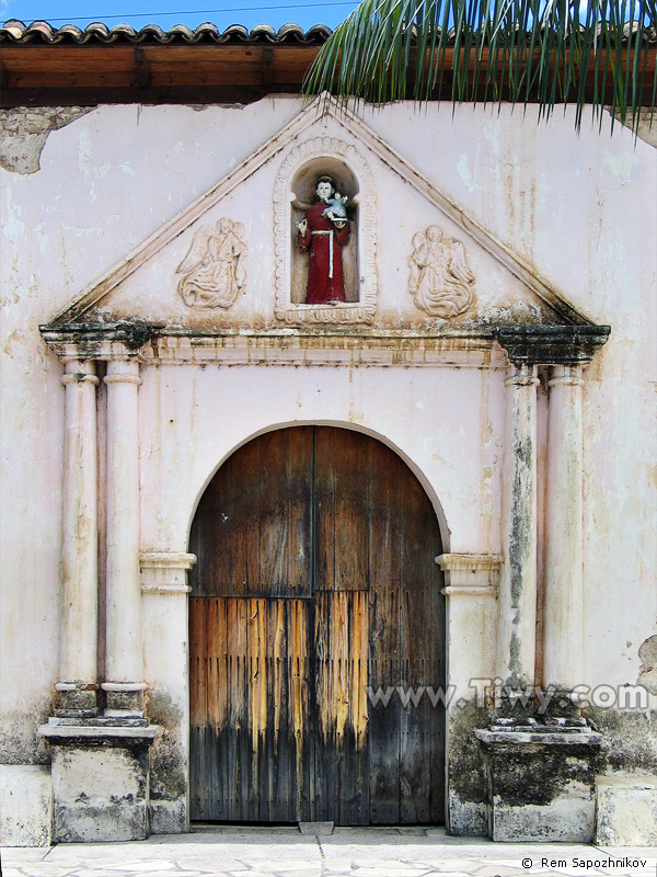 Entrada lateral a la iglesia de San Francisco