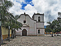 Церковь Сан-Франсиско. В монастыре при церкви раньше был монастырь, а теперь – школа (слева)