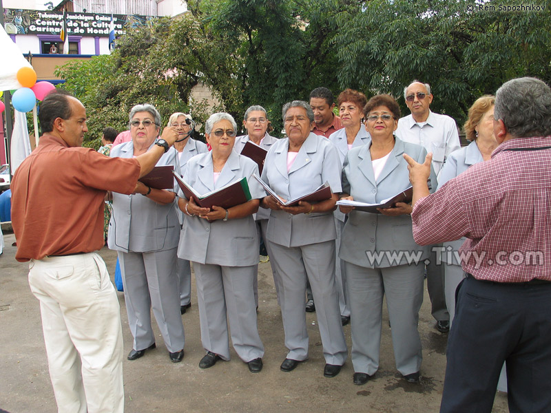 Ladies-pensioners sing songs, dance and get 100% enjoyment 