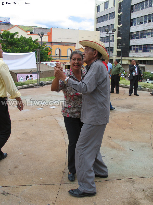 Ladies-pensioners sing songs, dance and get 100% enjoyment 