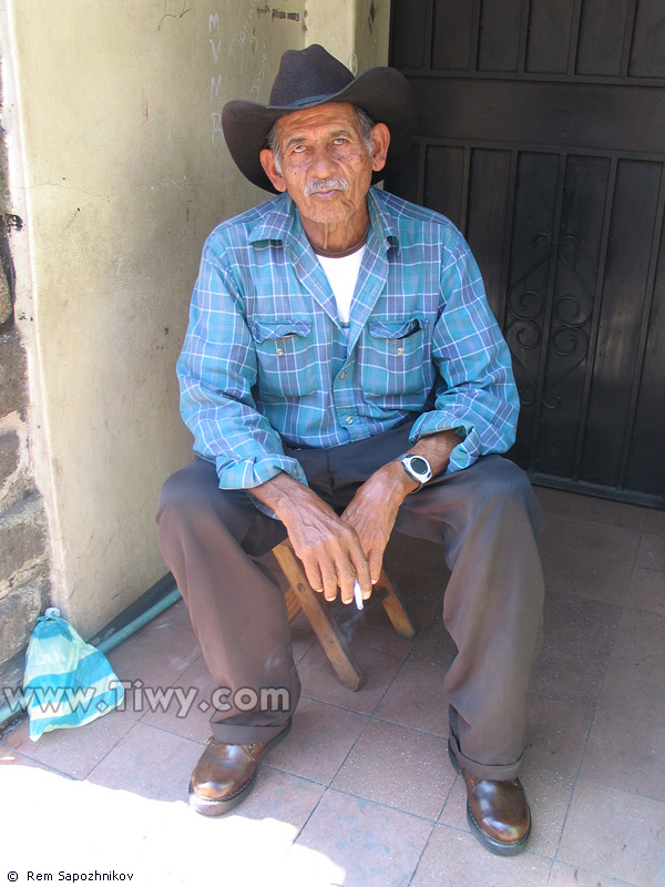 Un caballero hondureo medita sobre la vida