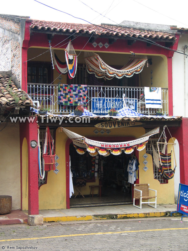 Gama de souvenir en los kioscos de Valle de ngeles.