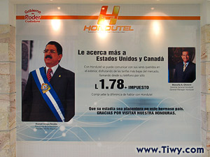 Слева президент Гондураса Мануэль Селайя