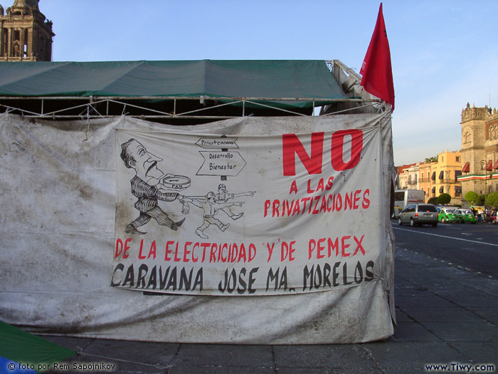 La vida politica lata como una fuente en la Plaza Zocalo