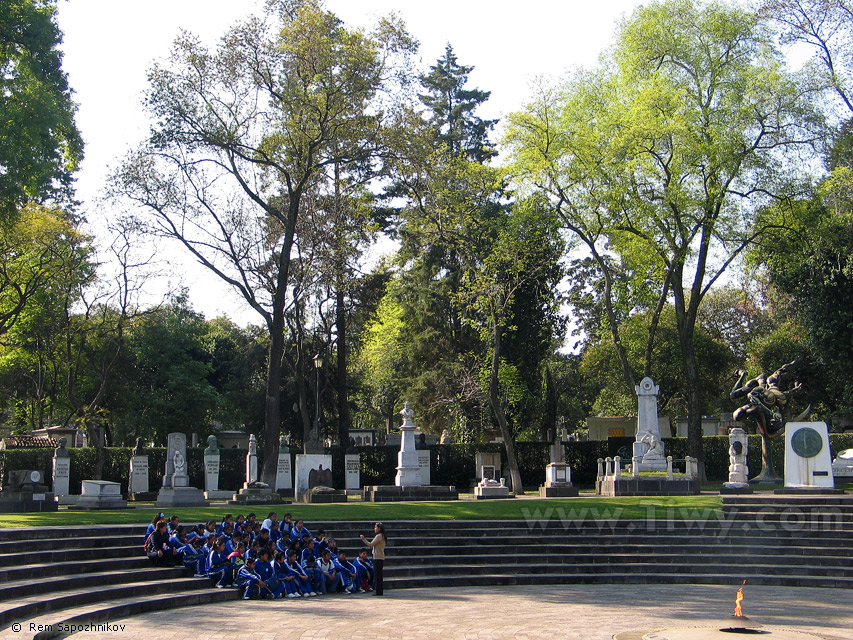 The Rotunda of the glorious creators (Rotonda de las Personas Ilustres)