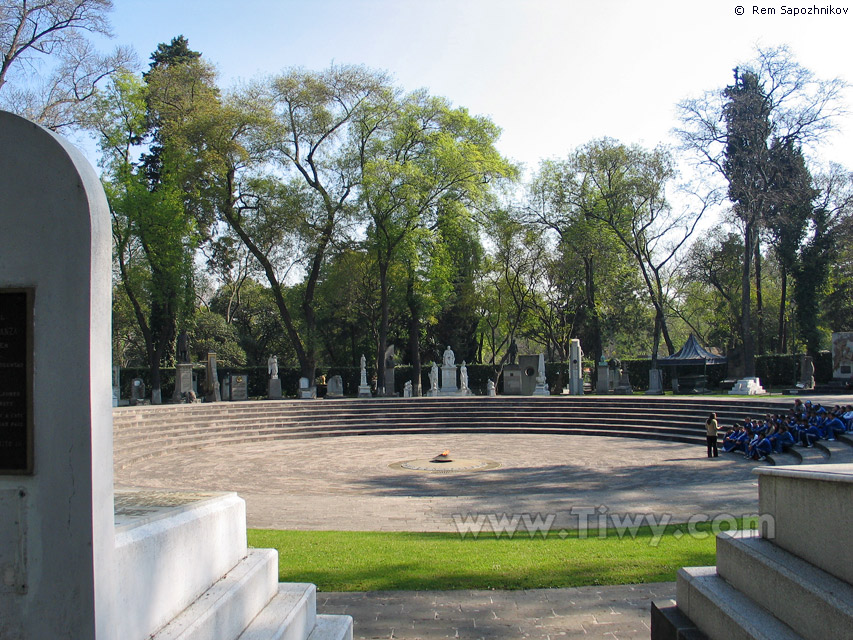 The Rotunda of the glorious creators (Rotonda de las Personas Ilustres)