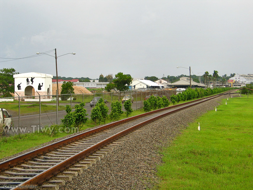 El ferrocarril a lo largo del Canal de Panam une Ciudad de Panam con Coln