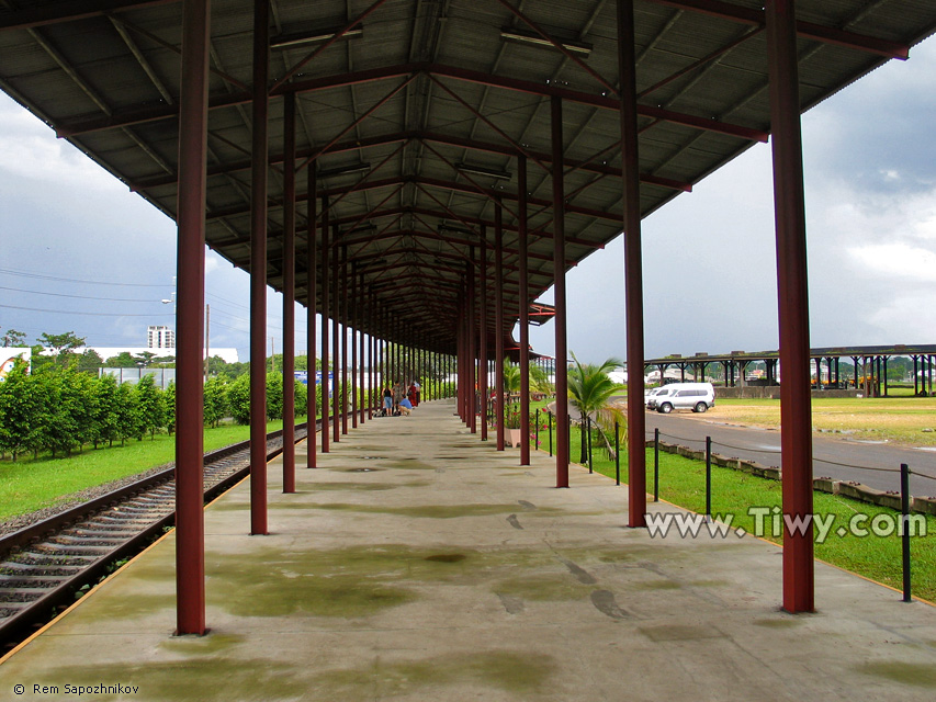 The station in Colon is very simple  just one shed