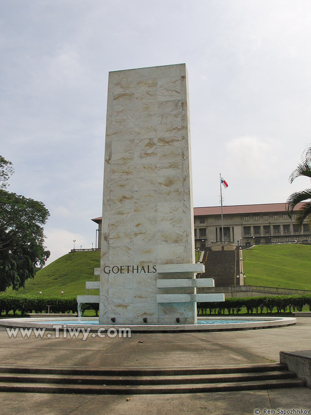 Monumento a ingenieros, quienes elaboraron el proyecto del Canal