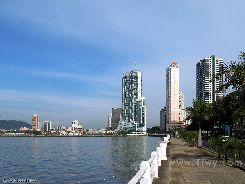 Avenida Balboa que se estira a lo largo del golfo