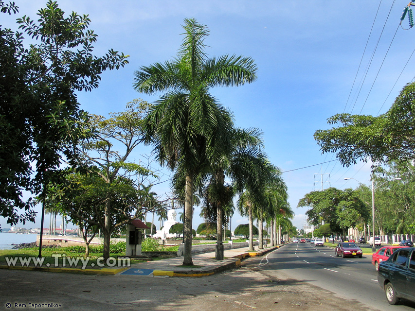 Avenida Balboa que se estira a lo largo del golfo