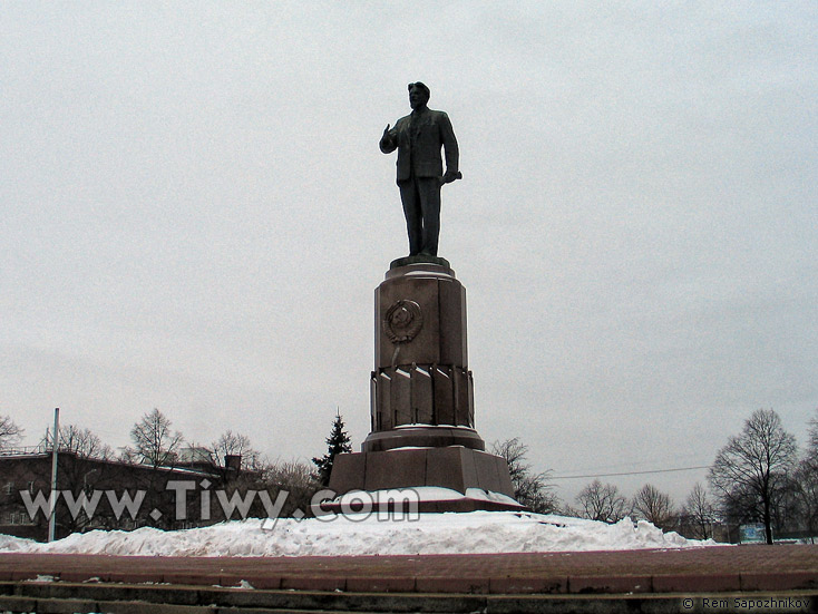 The monument to Mikhail Kalinin, in whose honor the city of Kaliningrad has its name since 1946