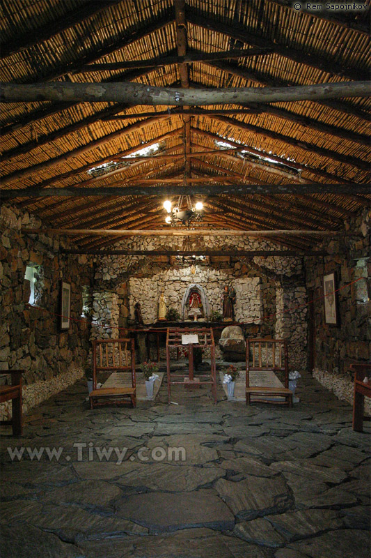 Внутри каменной церкови Хуана Феликса Санчеса