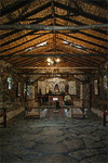 Внутри каменной церкови Хуана Феликса Санчеса