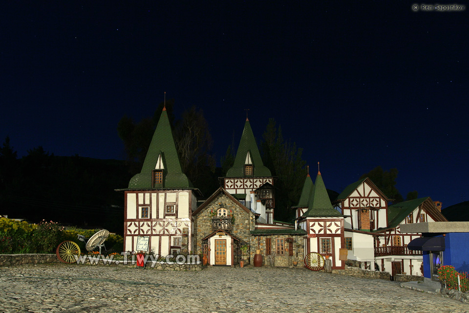 Hotel Parque Turistico Apartaderos at night