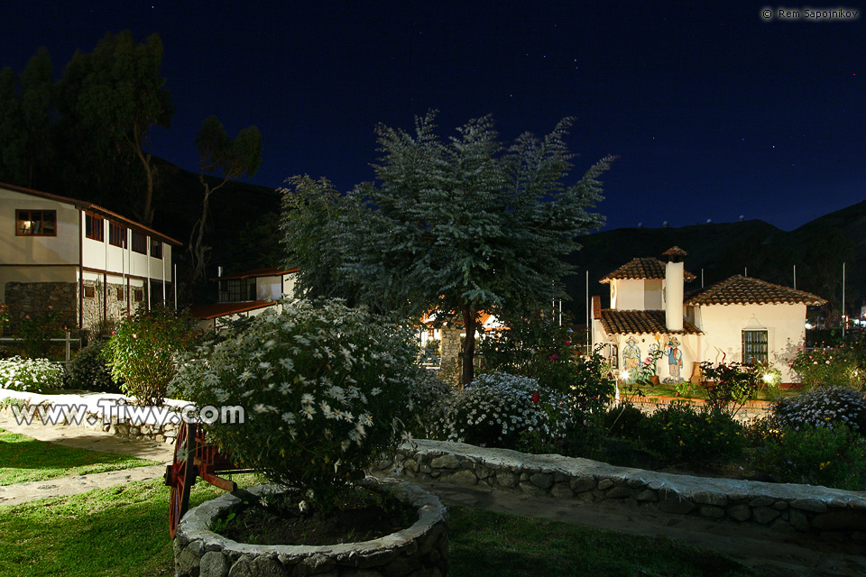 Hotel Parque Turistico Apartaderos at night