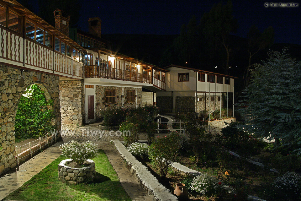 Hotel Parque Turistico Apartaderos at night