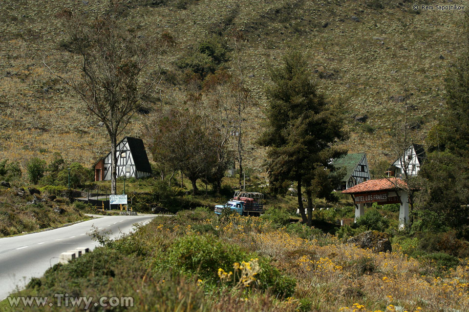 Entrada por carretera al Hotel los Frailes