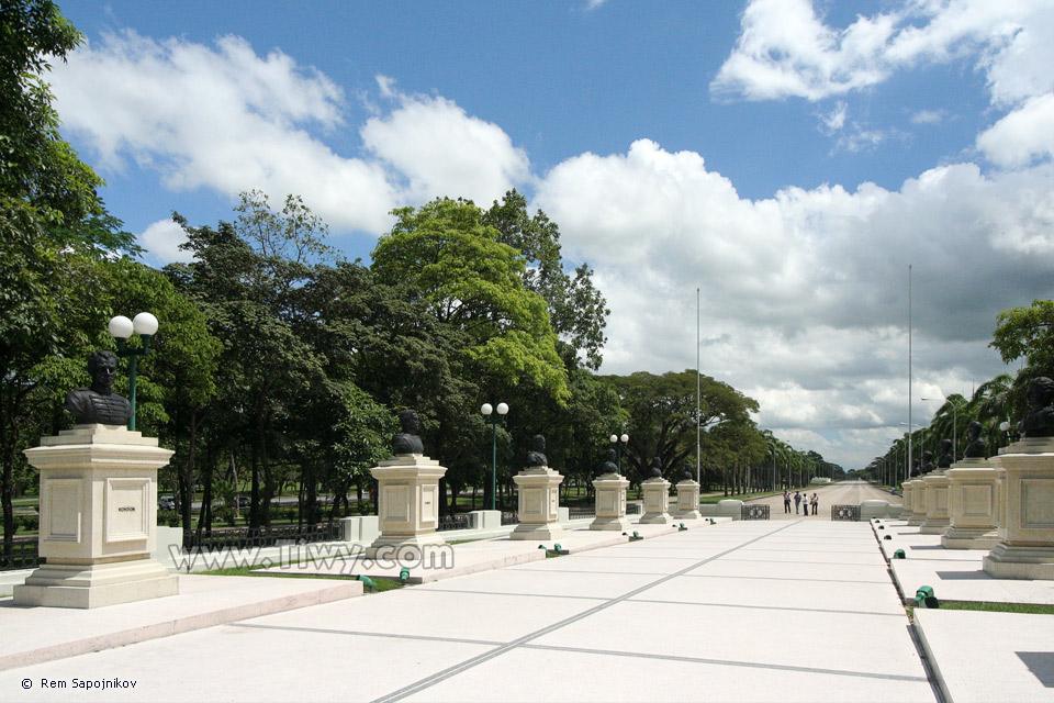 The Alley of Glory (La Avenida de los Heroes)