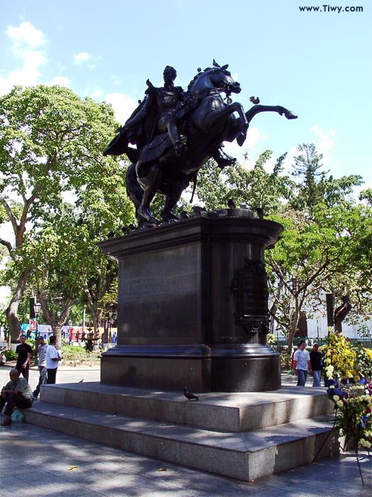  The square of Simon Bolivar  