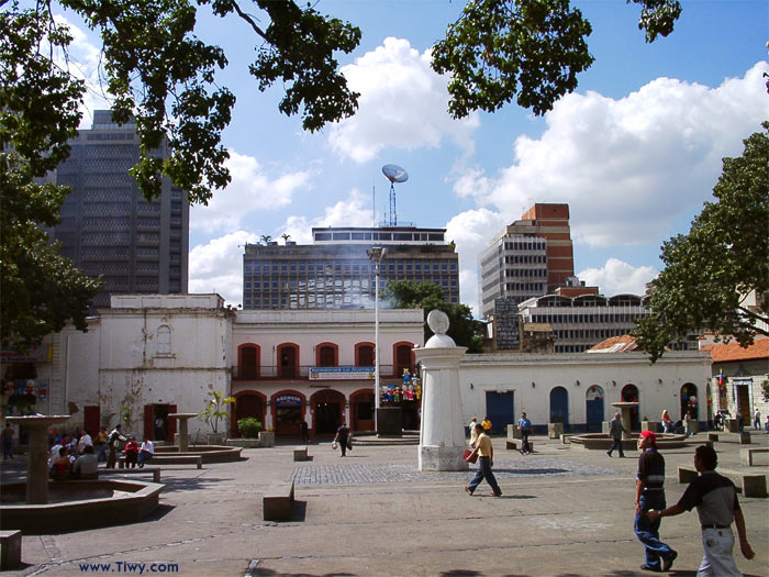 Plaza San Jacinto y su famoso reloj del sol