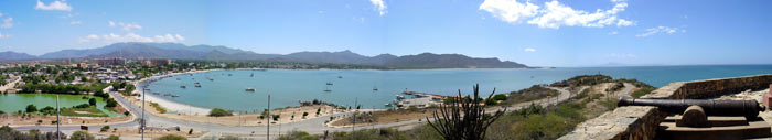 Vista a la bahia de Juangriego y a la ciudad Juangriego